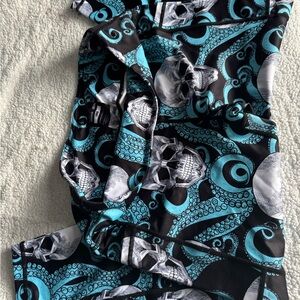 CVG Black and Blue Skull Patterned Leggings L capri